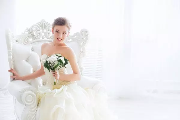 Білий букет нареченої (81 фото): ідеї весільного букета з тюльпанів, поєднуємо білий з персиковим і чорним, бежевим і ліловим кольорами 8015_71