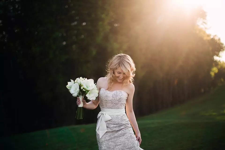 Білий букет нареченої (81 фото): ідеї весільного букета з тюльпанів, поєднуємо білий з персиковим і чорним, бежевим і ліловим кольорами 8015_72