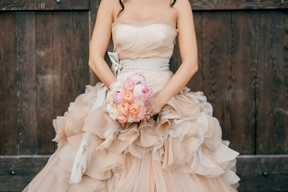 Білий букет нареченої (81 фото): ідеї весільного букета з тюльпанів, поєднуємо білий з персиковим і чорним, бежевим і ліловим кольорами 8015_80