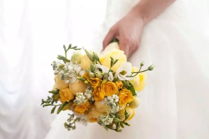 Білий букет нареченої (81 фото): ідеї весільного букета з тюльпанів, поєднуємо білий з персиковим і чорним, бежевим і ліловим кольорами 8015_81