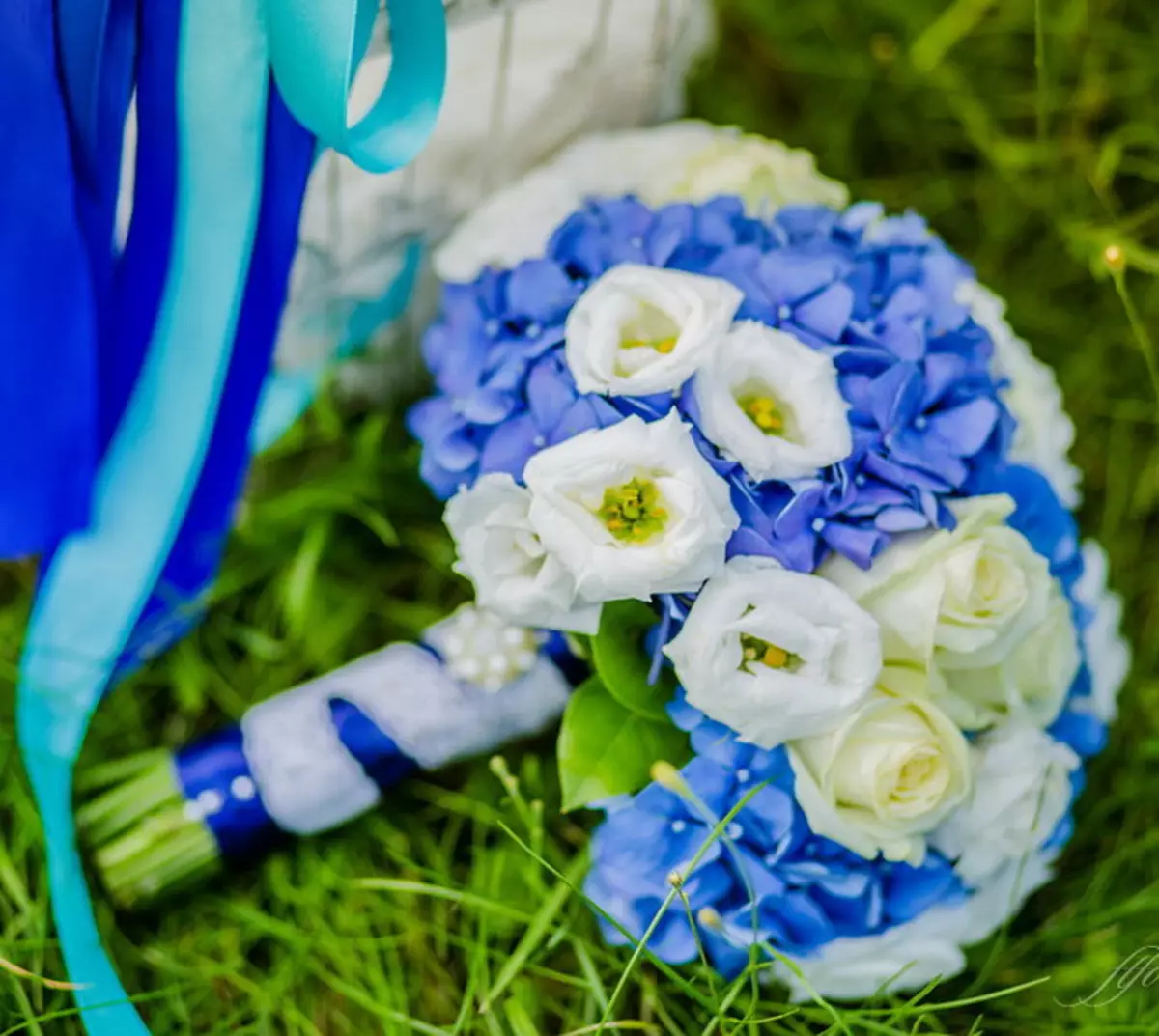 Свадебный букет бело синий