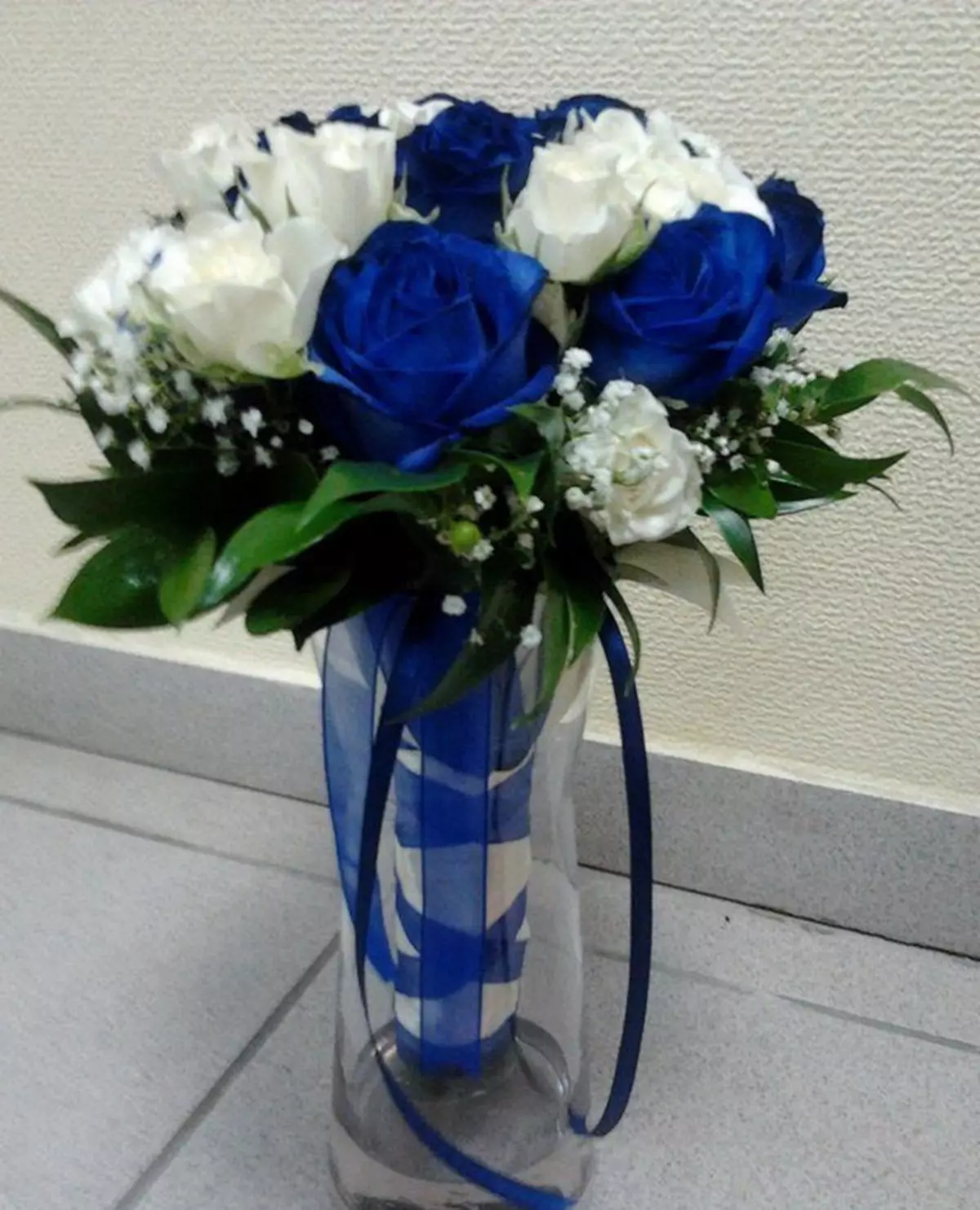 Свадебный букет из белых и синих роз