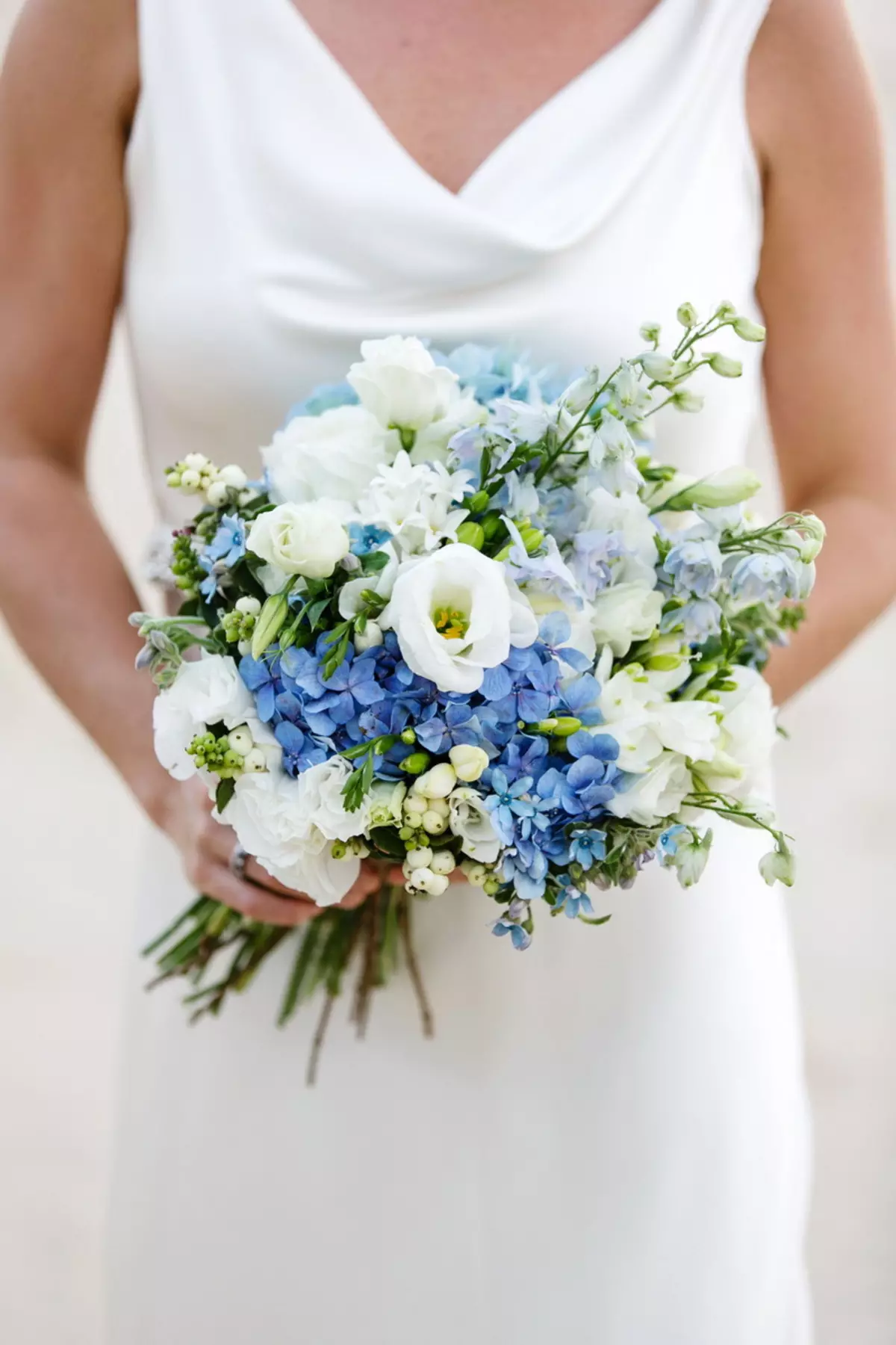 Beyaz-Mavi Gelin Buketi (43 Fotoğraf): Kırmızı ve beyaz ve düşük mavi renkte bir düğün buketi seçin ve zambak ile ucuz düğün kompozisyonları 8016_7