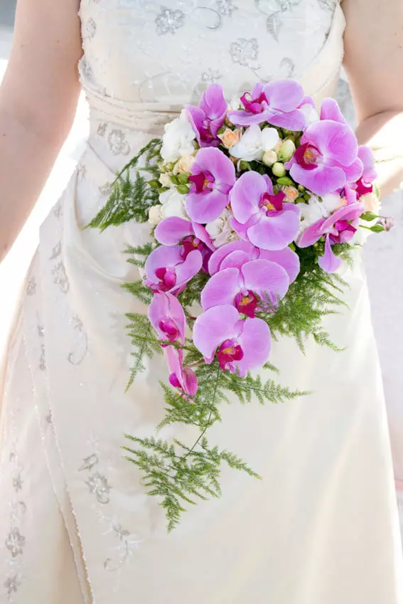 Cascade Bridal Bouquet (49 myndir): Wedding Bouquet Cascade frá Long Hanging Roses og Orchids 8018_13