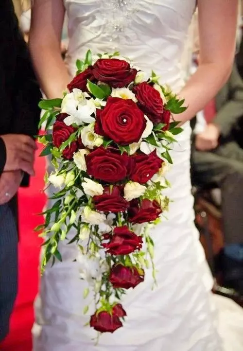 Cascade Bridal Bouquet (49 myndir): Wedding Bouquet Cascade frá Long Hanging Roses og Orchids 8018_17