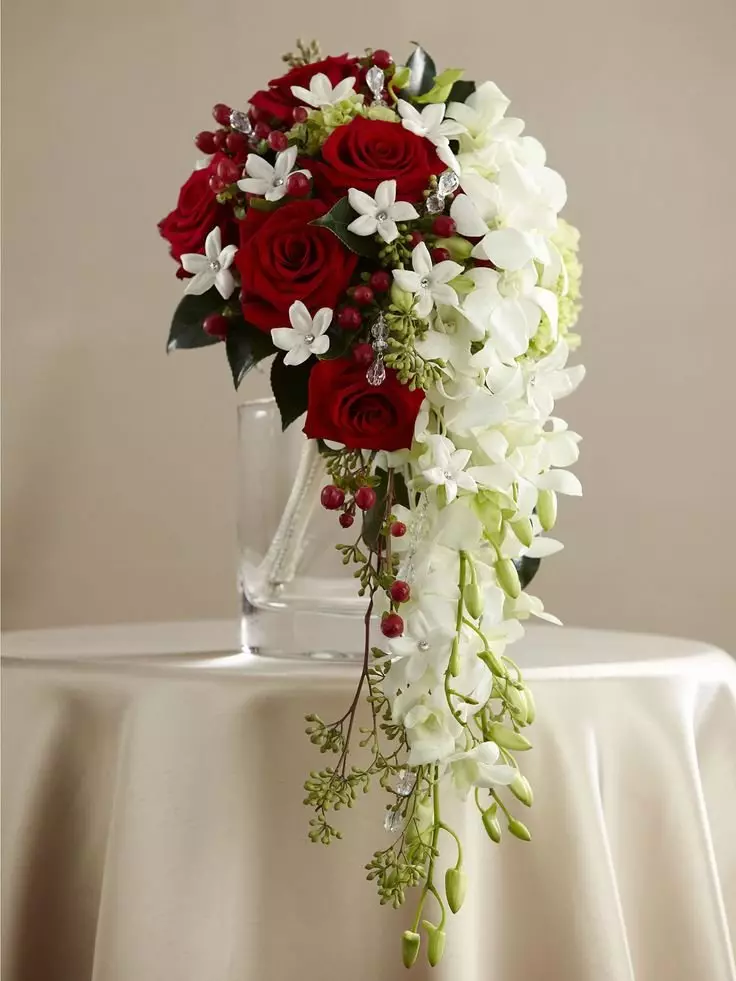 Cascade Bridal Bouquet (49 myndir): Wedding Bouquet Cascade frá Long Hanging Roses og Orchids 8018_39
