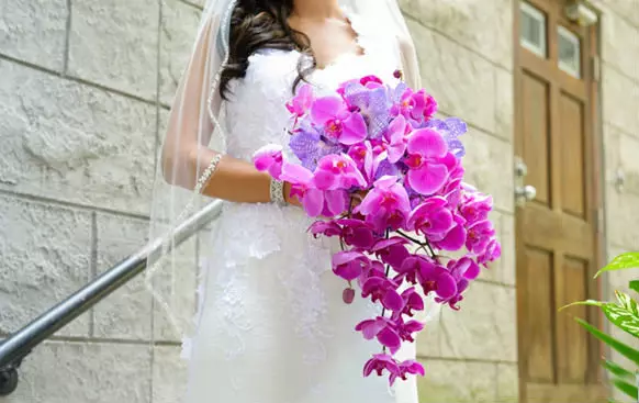 bouquet bridal cascade (49 ຮູບ): bouquet bouquet cascade ຈາກດອກກຸຫລາບແລະດອກໄມ້ 8018_46