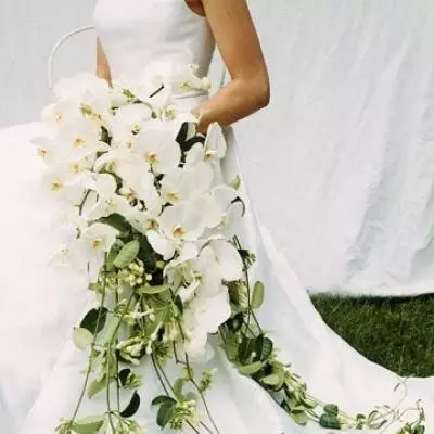 Cascade Bridal Bouquet (49 myndir): Wedding Bouquet Cascade frá Long Hanging Roses og Orchids 8018_49
