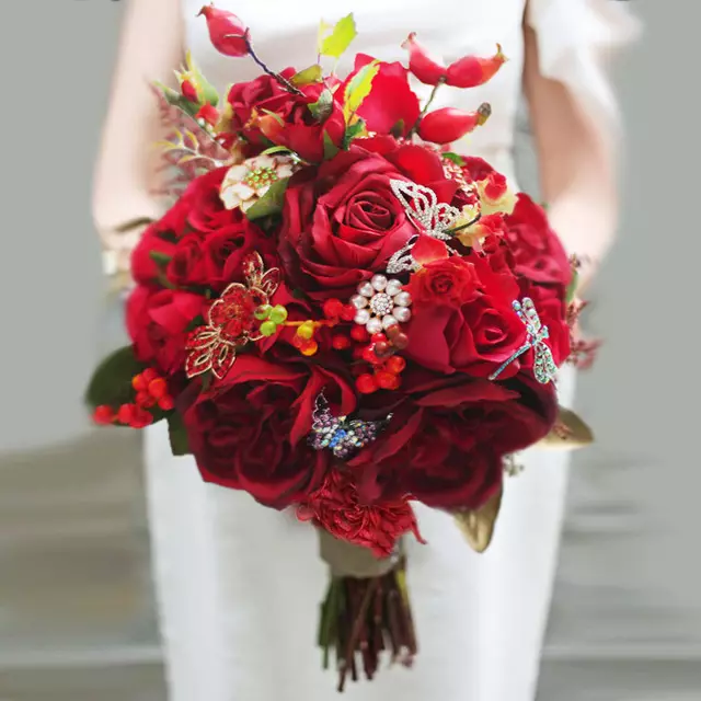 წითელი საქორწილო ბუკეტი (76 ფოტო): აირჩიეთ საქორწინო ბუკეტი ყვავილებით ლურჯი წითელი ტონებით, გერბერებისა და ლენტებით 8019_10