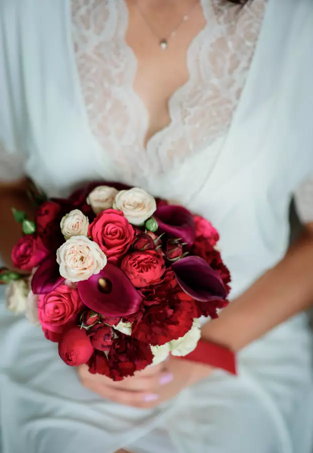 წითელი საქორწილო ბუკეტი (76 ფოტო): აირჩიეთ საქორწინო ბუკეტი ყვავილებით ლურჯი წითელი ტონებით, გერბერებისა და ლენტებით 8019_11