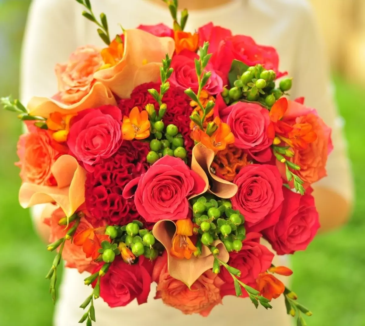 წითელი საქორწილო ბუკეტი (76 ფოტო): აირჩიეთ საქორწინო ბუკეტი ყვავილებით ლურჯი წითელი ტონებით, გერბერებისა და ლენტებით 8019_13