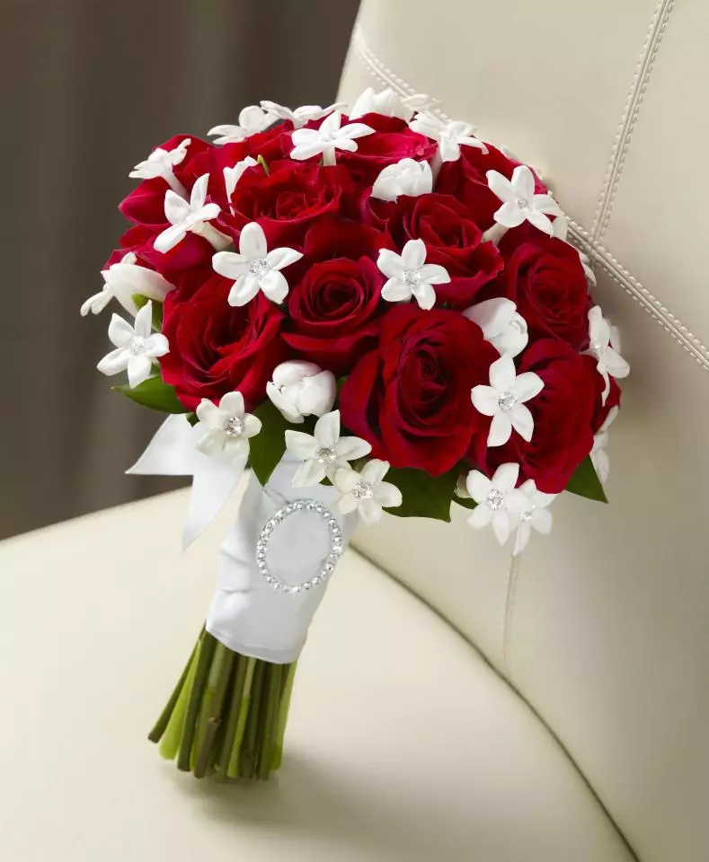 წითელი საქორწილო ბუკეტი (76 ფოტო): აირჩიეთ საქორწინო ბუკეტი ყვავილებით ლურჯი წითელი ტონებით, გერბერებისა და ლენტებით 8019_16