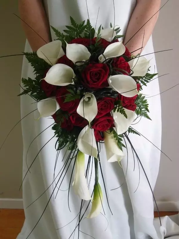 წითელი საქორწილო ბუკეტი (76 ფოტო): აირჩიეთ საქორწინო ბუკეტი ყვავილებით ლურჯი წითელი ტონებით, გერბერებისა და ლენტებით 8019_17