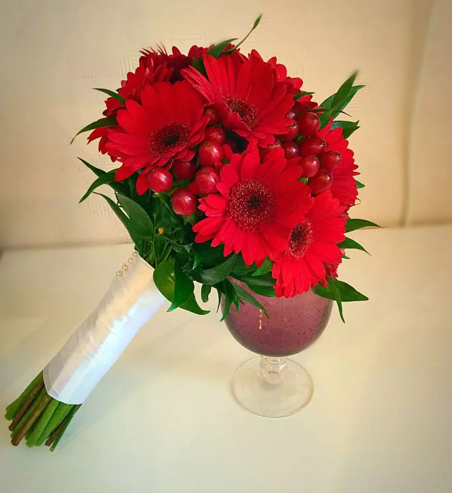 წითელი საქორწილო ბუკეტი (76 ფოტო): აირჩიეთ საქორწინო ბუკეტი ყვავილებით ლურჯი წითელი ტონებით, გერბერებისა და ლენტებით 8019_18