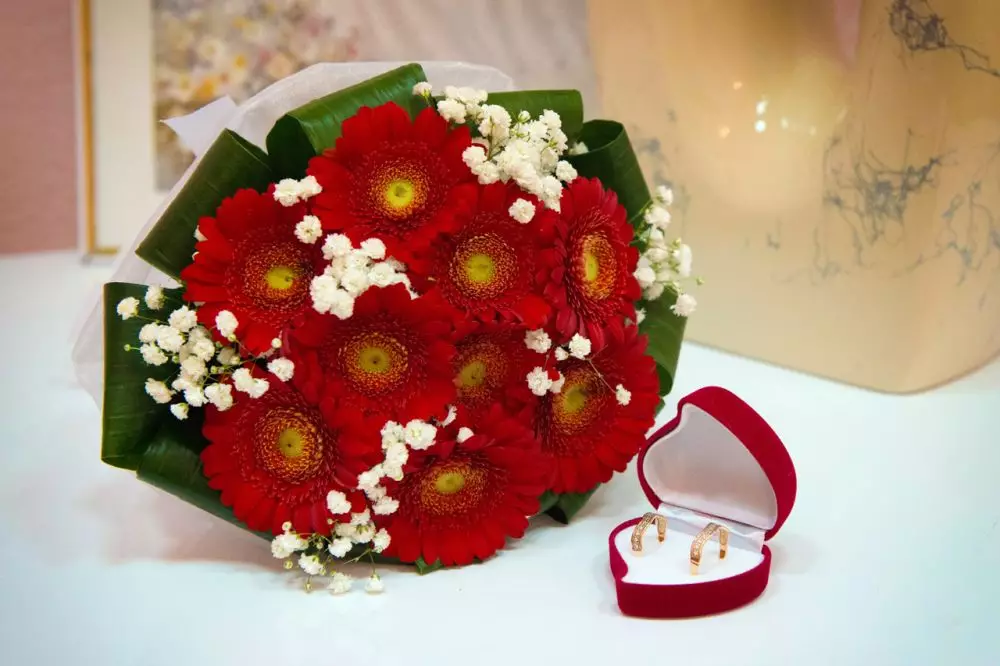 წითელი საქორწილო ბუკეტი (76 ფოტო): აირჩიეთ საქორწინო ბუკეტი ყვავილებით ლურჯი წითელი ტონებით, გერბერებისა და ლენტებით 8019_19