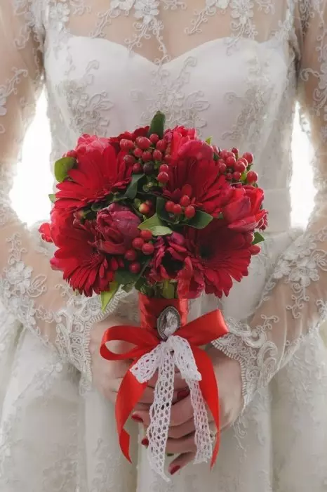 წითელი საქორწილო ბუკეტი (76 ფოტო): აირჩიეთ საქორწინო ბუკეტი ყვავილებით ლურჯი წითელი ტონებით, გერბერებისა და ლენტებით 8019_20