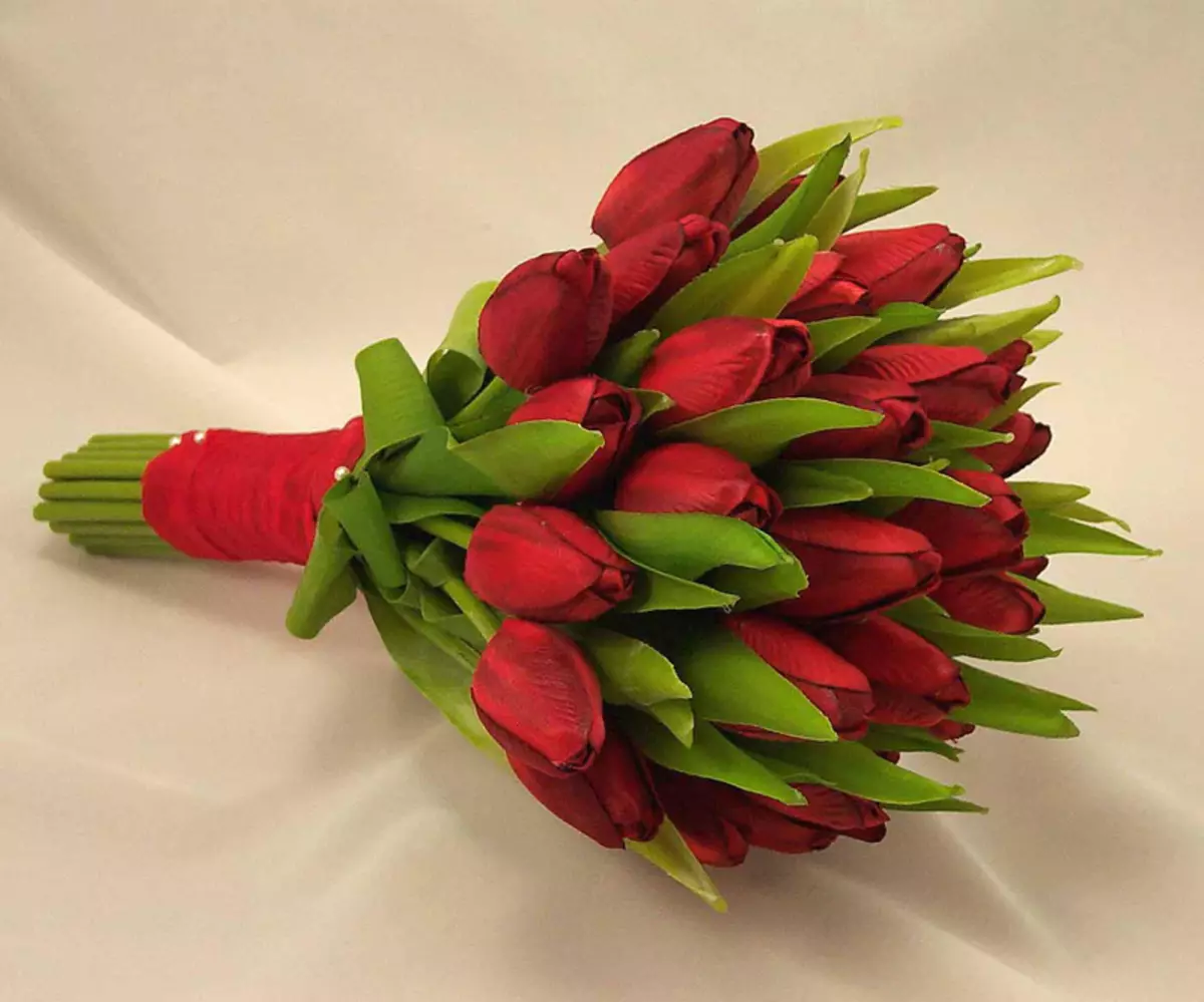 წითელი საქორწილო ბუკეტი (76 ფოტო): აირჩიეთ საქორწინო ბუკეტი ყვავილებით ლურჯი წითელი ტონებით, გერბერებისა და ლენტებით 8019_21