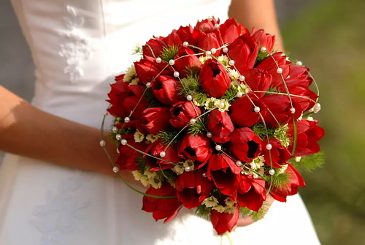 წითელი საქორწილო ბუკეტი (76 ფოტო): აირჩიეთ საქორწინო ბუკეტი ყვავილებით ლურჯი წითელი ტონებით, გერბერებისა და ლენტებით 8019_22