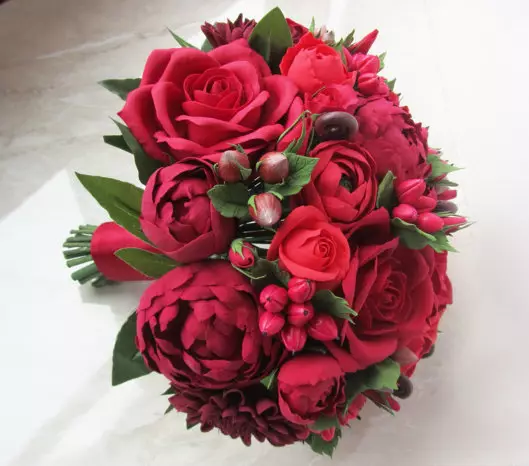 წითელი საქორწილო ბუკეტი (76 ფოტო): აირჩიეთ საქორწინო ბუკეტი ყვავილებით ლურჯი წითელი ტონებით, გერბერებისა და ლენტებით 8019_23