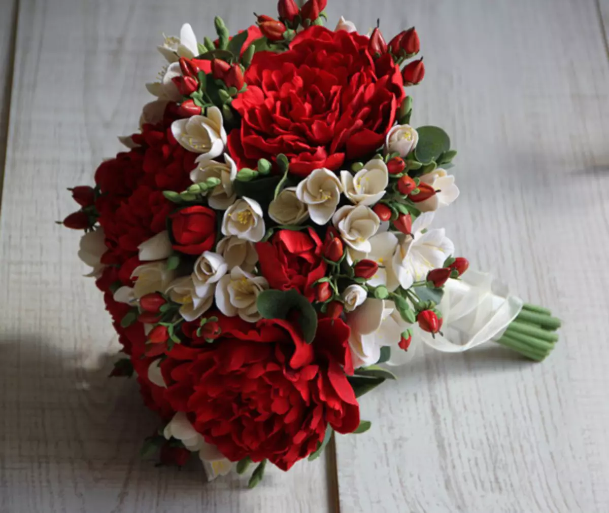 წითელი საქორწილო ბუკეტი (76 ფოტო): აირჩიეთ საქორწინო ბუკეტი ყვავილებით ლურჯი წითელი ტონებით, გერბერებისა და ლენტებით 8019_26