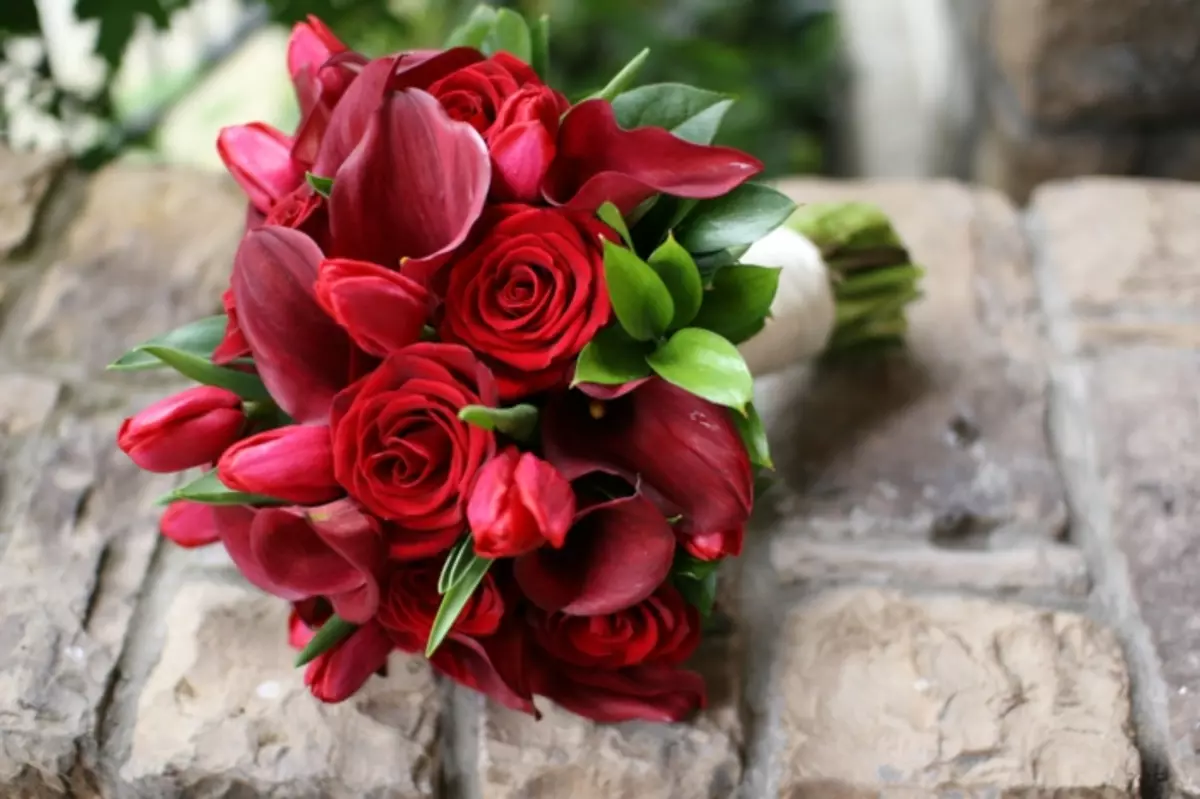 წითელი საქორწილო ბუკეტი (76 ფოტო): აირჩიეთ საქორწინო ბუკეტი ყვავილებით ლურჯი წითელი ტონებით, გერბერებისა და ლენტებით 8019_28