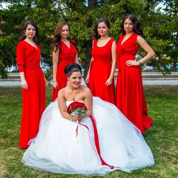 წითელი საქორწილო ბუკეტი (76 ფოტო): აირჩიეთ საქორწინო ბუკეტი ყვავილებით ლურჯი წითელი ტონებით, გერბერებისა და ლენტებით 8019_3