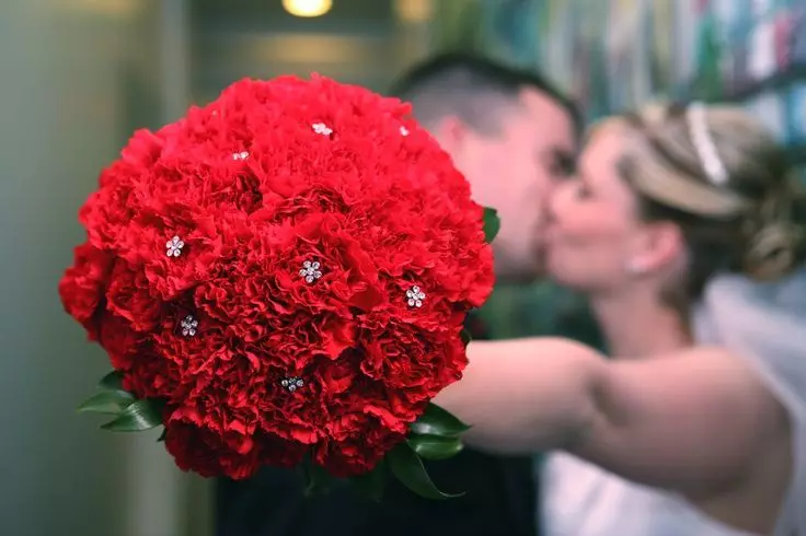 წითელი საქორწილო ბუკეტი (76 ფოტო): აირჩიეთ საქორწინო ბუკეტი ყვავილებით ლურჯი წითელი ტონებით, გერბერებისა და ლენტებით 8019_30