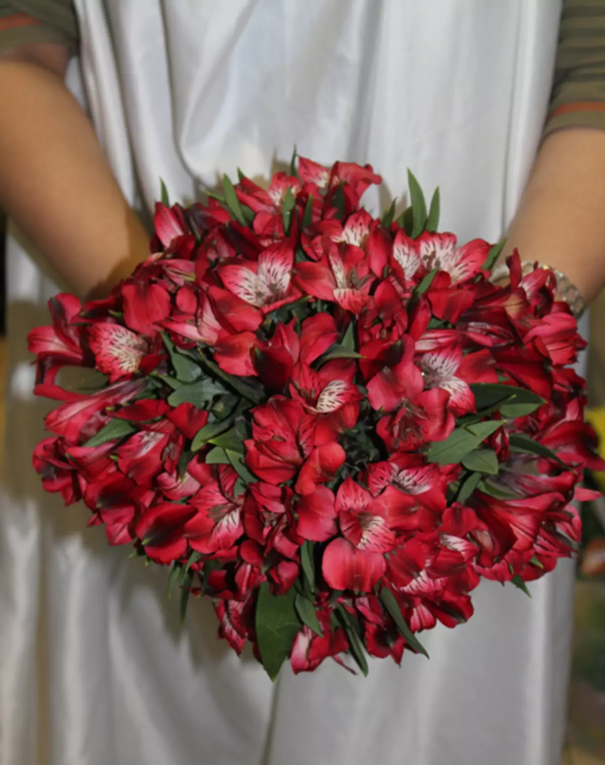 წითელი საქორწილო ბუკეტი (76 ფოტო): აირჩიეთ საქორწინო ბუკეტი ყვავილებით ლურჯი წითელი ტონებით, გერბერებისა და ლენტებით 8019_31
