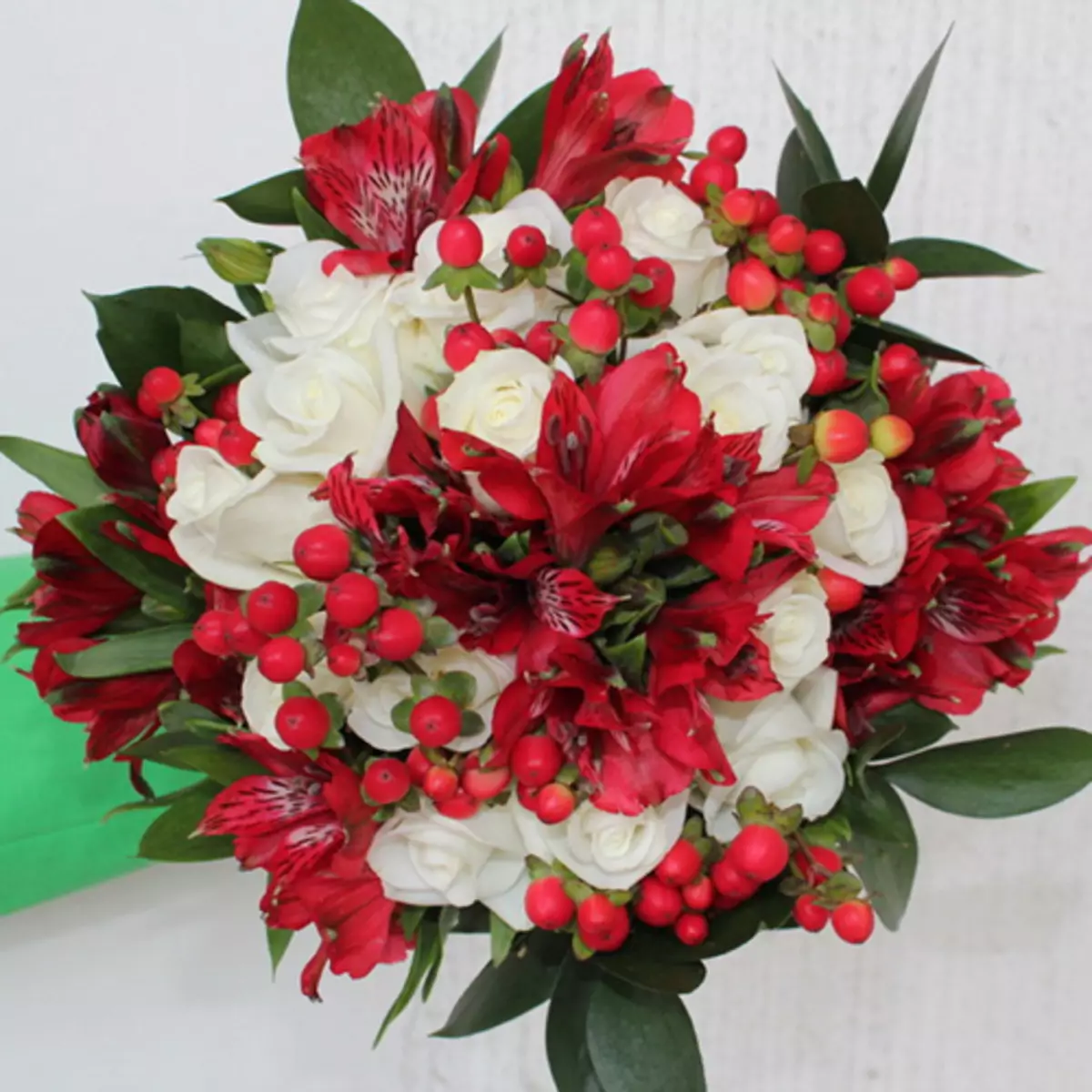წითელი საქორწილო ბუკეტი (76 ფოტო): აირჩიეთ საქორწინო ბუკეტი ყვავილებით ლურჯი წითელი ტონებით, გერბერებისა და ლენტებით 8019_32