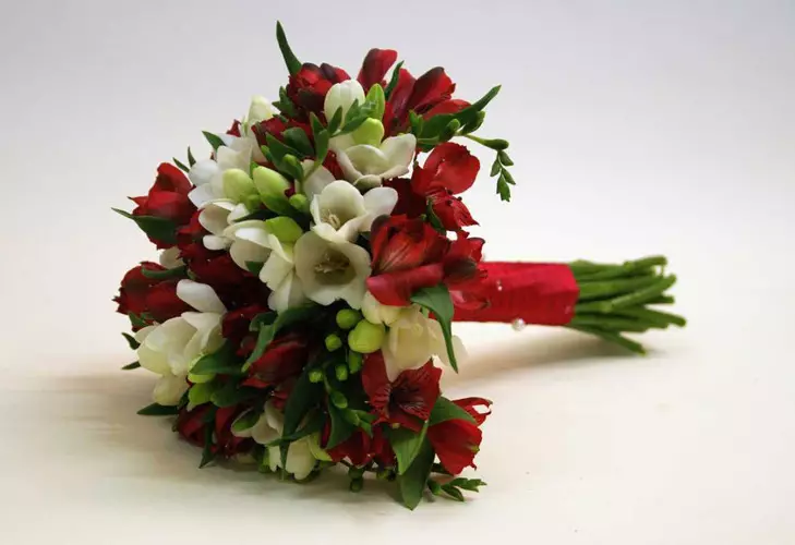 წითელი საქორწილო ბუკეტი (76 ფოტო): აირჩიეთ საქორწინო ბუკეტი ყვავილებით ლურჯი წითელი ტონებით, გერბერებისა და ლენტებით 8019_34