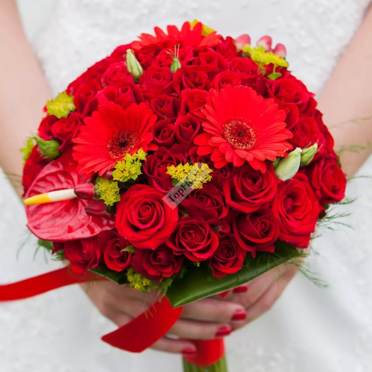 წითელი საქორწილო ბუკეტი (76 ფოტო): აირჩიეთ საქორწინო ბუკეტი ყვავილებით ლურჯი წითელი ტონებით, გერბერებისა და ლენტებით 8019_35
