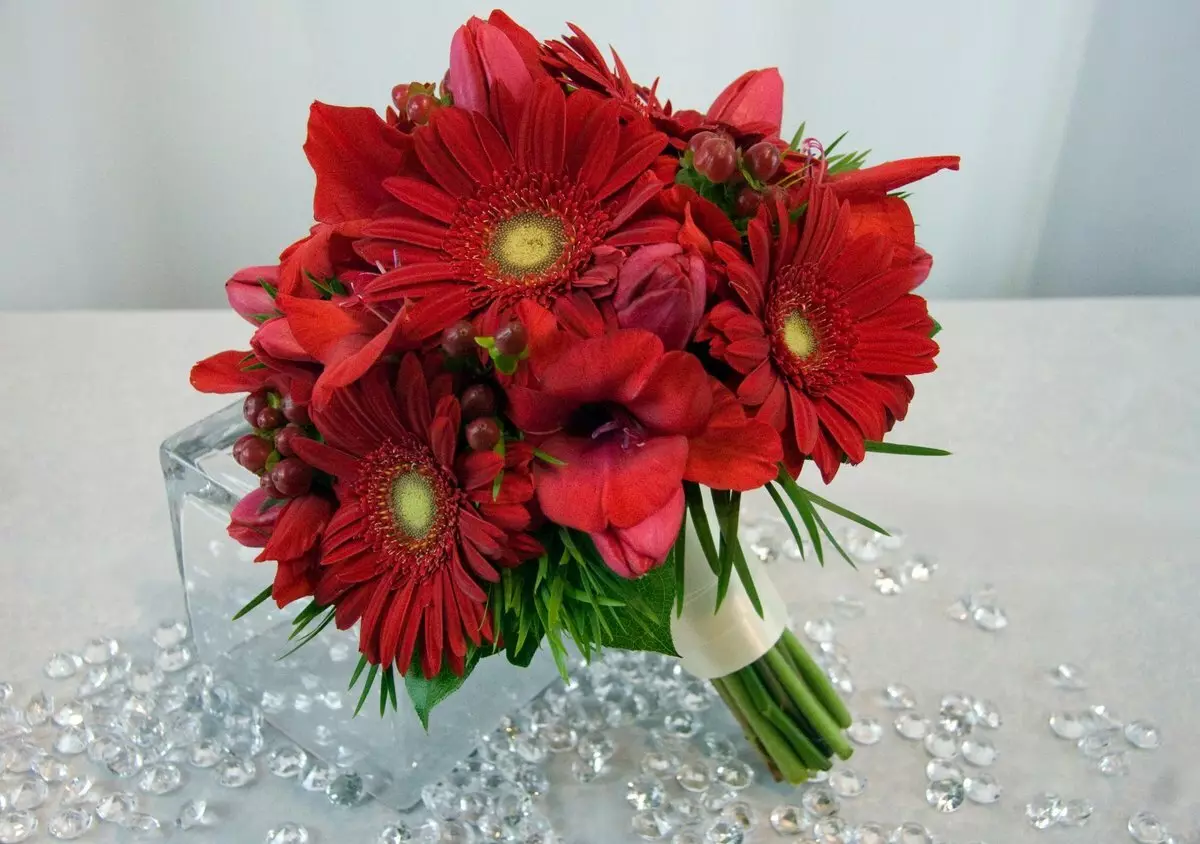 წითელი საქორწილო ბუკეტი (76 ფოტო): აირჩიეთ საქორწინო ბუკეტი ყვავილებით ლურჯი წითელი ტონებით, გერბერებისა და ლენტებით 8019_37