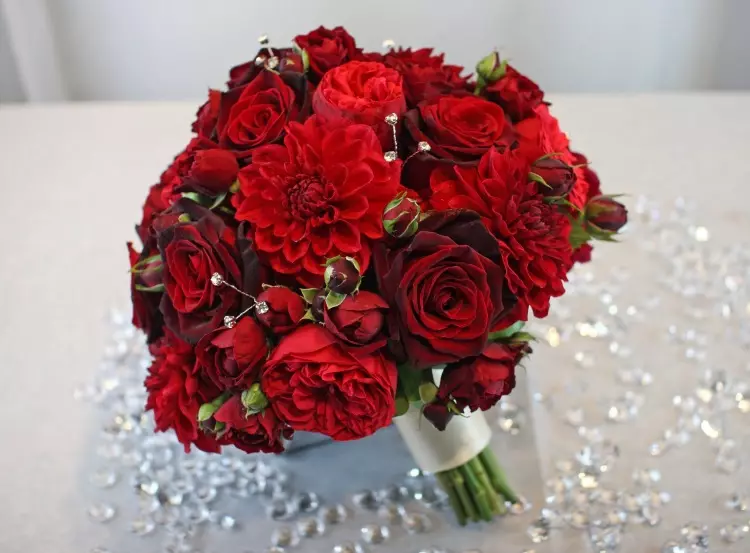 წითელი საქორწილო ბუკეტი (76 ფოტო): აირჩიეთ საქორწინო ბუკეტი ყვავილებით ლურჯი წითელი ტონებით, გერბერებისა და ლენტებით 8019_38