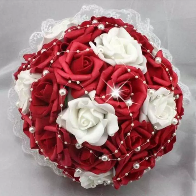 წითელი საქორწილო ბუკეტი (76 ფოტო): აირჩიეთ საქორწინო ბუკეტი ყვავილებით ლურჯი წითელი ტონებით, გერბერებისა და ლენტებით 8019_41