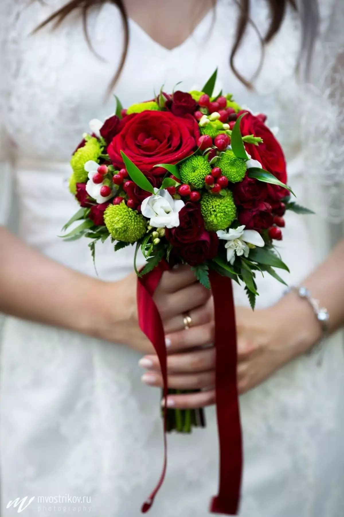 წითელი საქორწილო ბუკეტი (76 ფოტო): აირჩიეთ საქორწინო ბუკეტი ყვავილებით ლურჯი წითელი ტონებით, გერბერებისა და ლენტებით 8019_46
