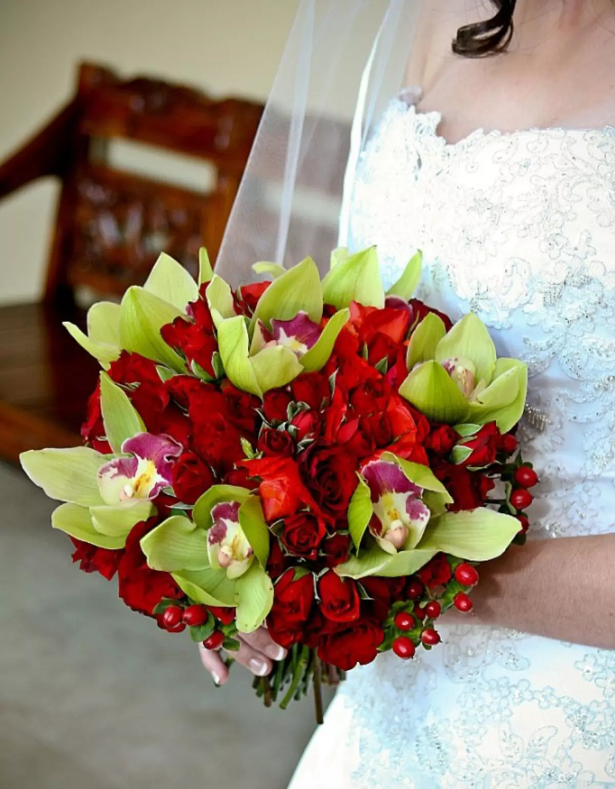 წითელი საქორწილო ბუკეტი (76 ფოტო): აირჩიეთ საქორწინო ბუკეტი ყვავილებით ლურჯი წითელი ტონებით, გერბერებისა და ლენტებით 8019_48