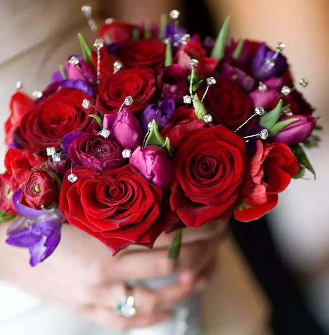 წითელი საქორწილო ბუკეტი (76 ფოტო): აირჩიეთ საქორწინო ბუკეტი ყვავილებით ლურჯი წითელი ტონებით, გერბერებისა და ლენტებით 8019_49