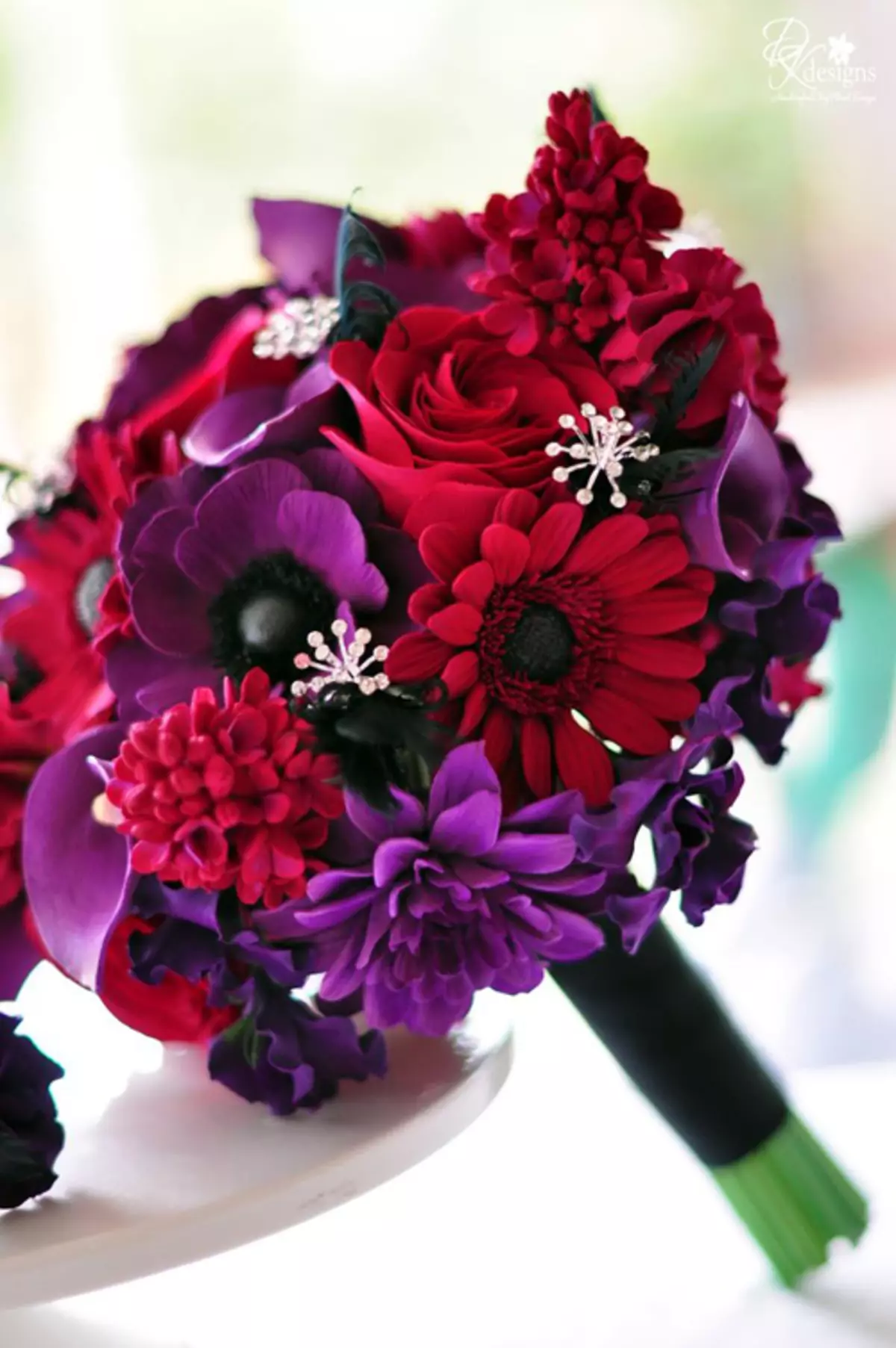 წითელი საქორწილო ბუკეტი (76 ფოტო): აირჩიეთ საქორწინო ბუკეტი ყვავილებით ლურჯი წითელი ტონებით, გერბერებისა და ლენტებით 8019_52