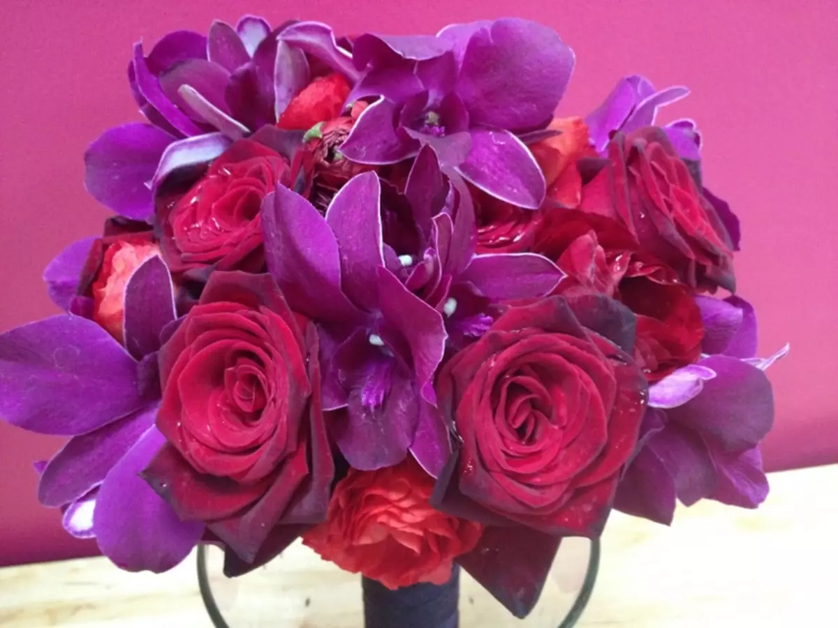 წითელი საქორწილო ბუკეტი (76 ფოტო): აირჩიეთ საქორწინო ბუკეტი ყვავილებით ლურჯი წითელი ტონებით, გერბერებისა და ლენტებით 8019_53