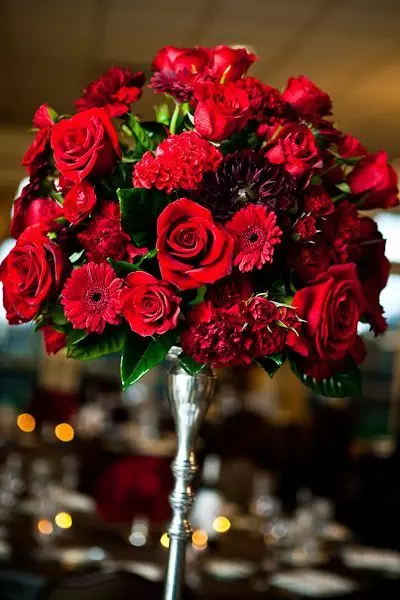 წითელი საქორწილო ბუკეტი (76 ფოტო): აირჩიეთ საქორწინო ბუკეტი ყვავილებით ლურჯი წითელი ტონებით, გერბერებისა და ლენტებით 8019_54