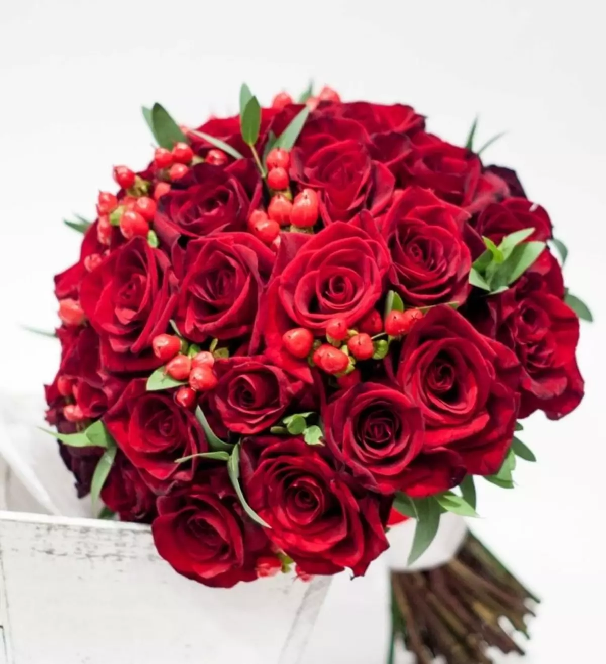 წითელი საქორწილო ბუკეტი (76 ფოტო): აირჩიეთ საქორწინო ბუკეტი ყვავილებით ლურჯი წითელი ტონებით, გერბერებისა და ლენტებით 8019_55