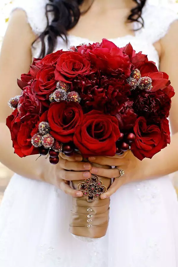 წითელი საქორწილო ბუკეტი (76 ფოტო): აირჩიეთ საქორწინო ბუკეტი ყვავილებით ლურჯი წითელი ტონებით, გერბერებისა და ლენტებით 8019_56