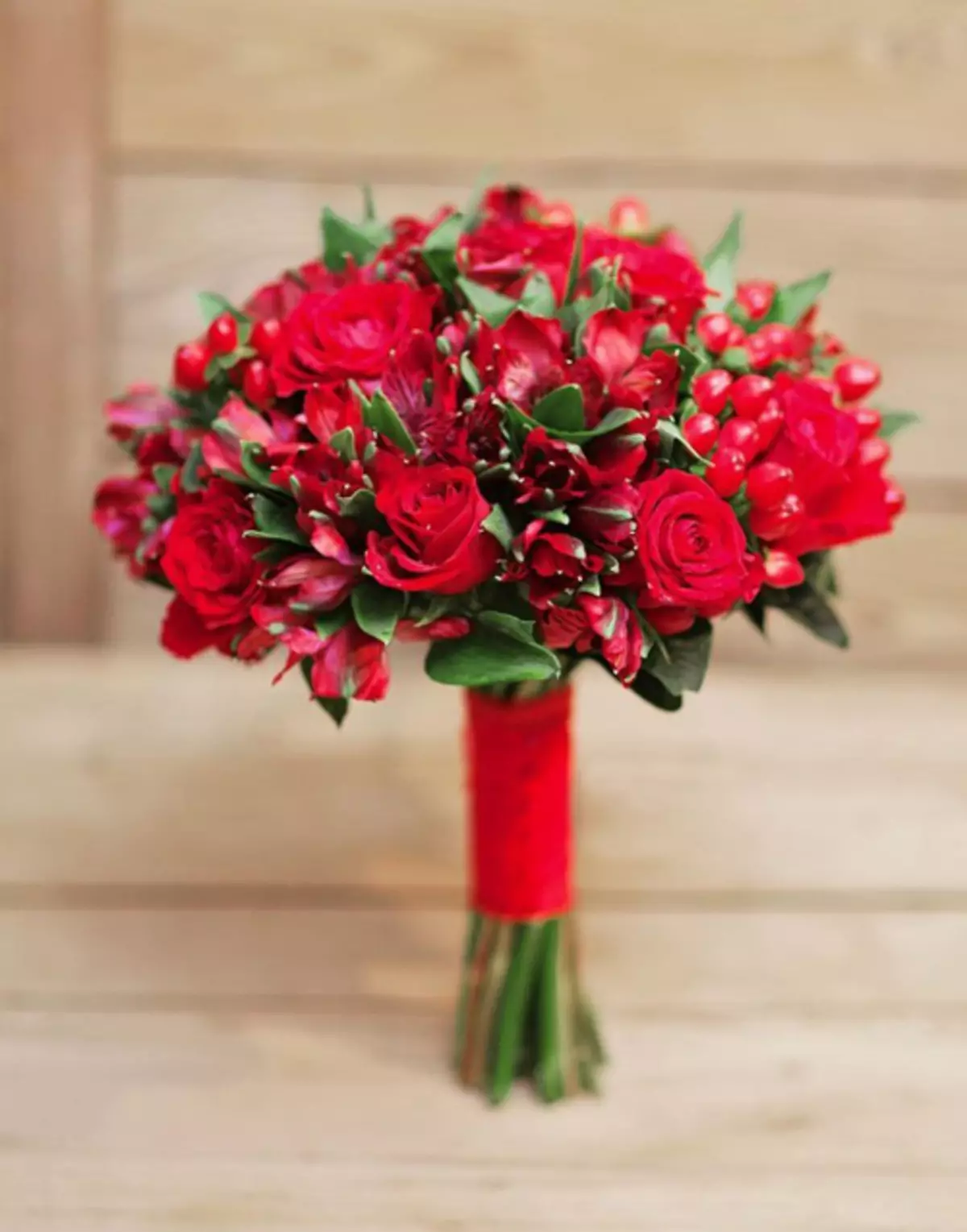 წითელი საქორწილო ბუკეტი (76 ფოტო): აირჩიეთ საქორწინო ბუკეტი ყვავილებით ლურჯი წითელი ტონებით, გერბერებისა და ლენტებით 8019_59