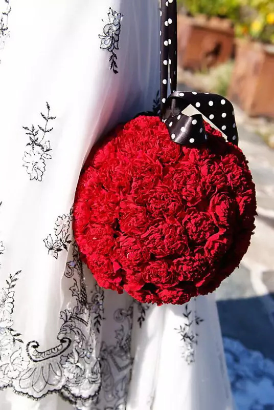 წითელი საქორწილო ბუკეტი (76 ფოტო): აირჩიეთ საქორწინო ბუკეტი ყვავილებით ლურჯი წითელი ტონებით, გერბერებისა და ლენტებით 8019_60