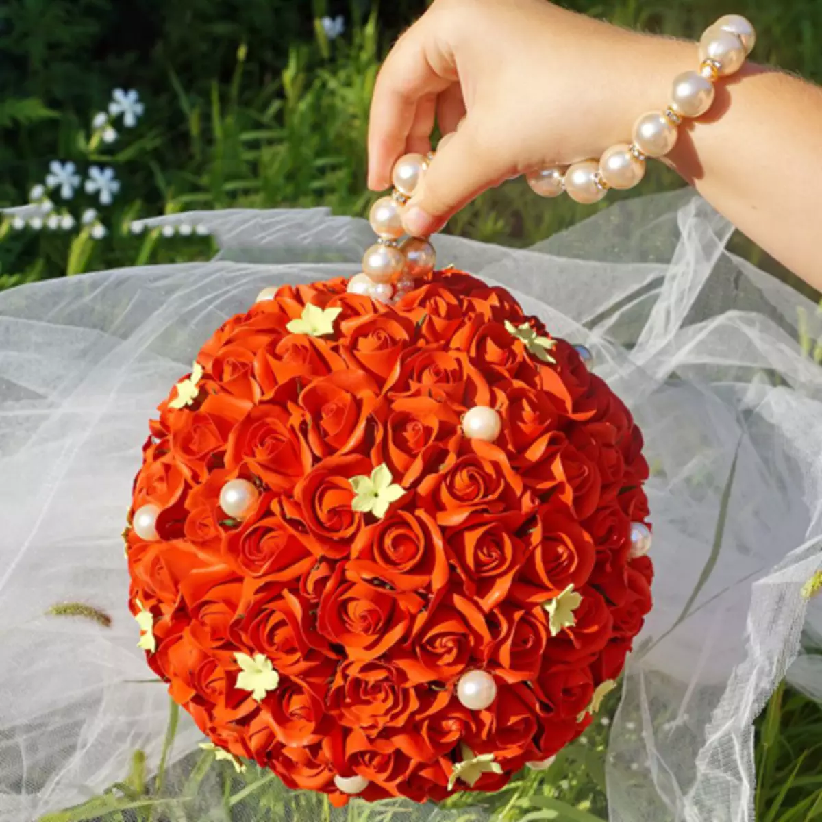 წითელი საქორწილო ბუკეტი (76 ფოტო): აირჩიეთ საქორწინო ბუკეტი ყვავილებით ლურჯი წითელი ტონებით, გერბერებისა და ლენტებით 8019_61