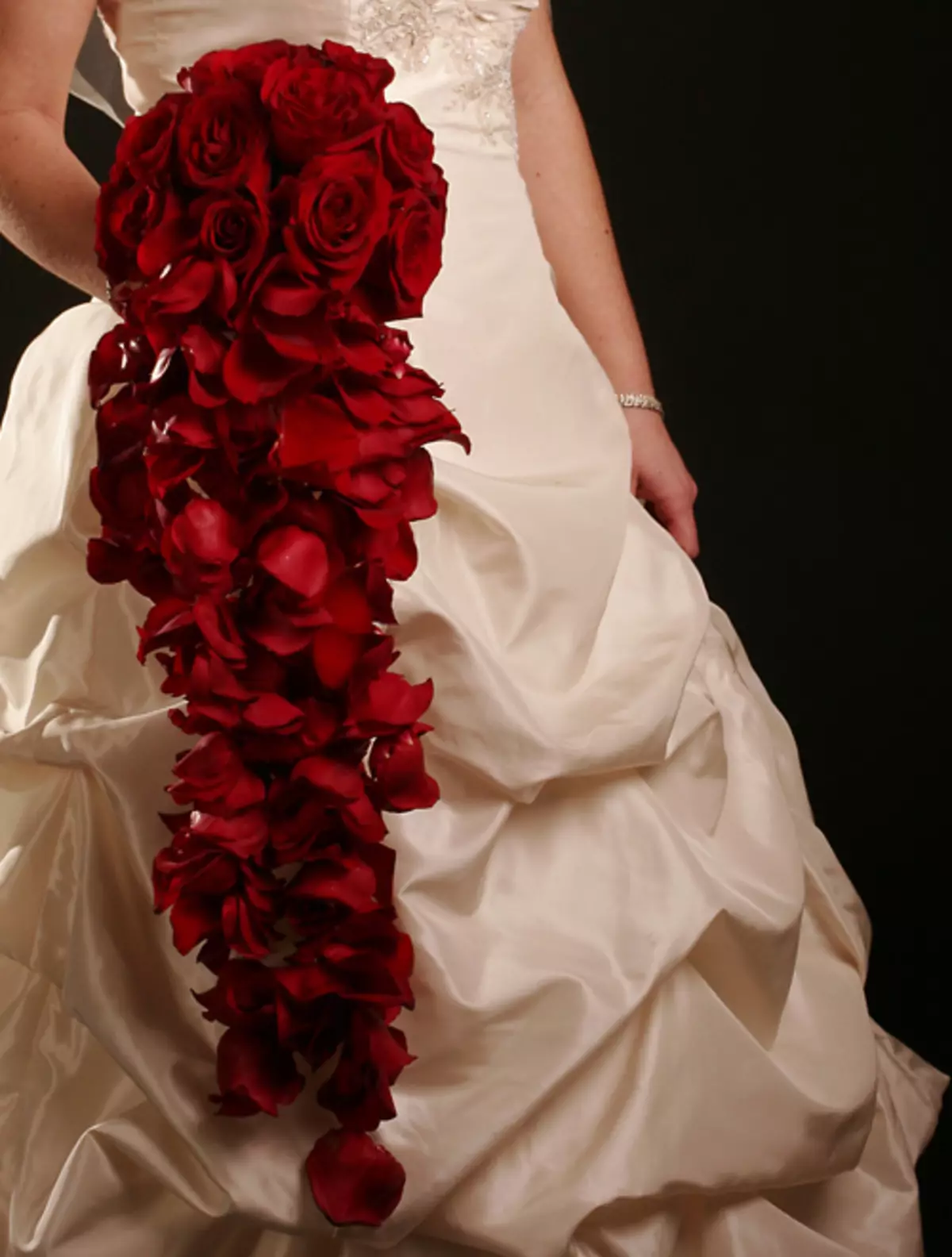 წითელი საქორწილო ბუკეტი (76 ფოტო): აირჩიეთ საქორწინო ბუკეტი ყვავილებით ლურჯი წითელი ტონებით, გერბერებისა და ლენტებით 8019_63