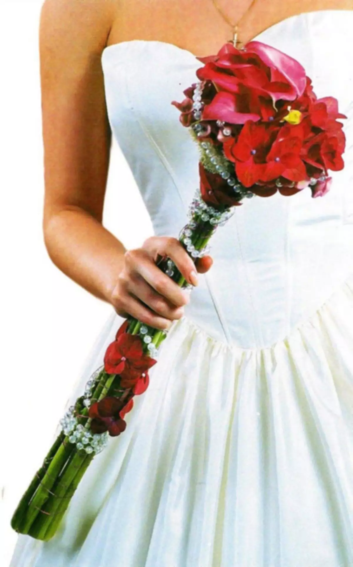 წითელი საქორწილო ბუკეტი (76 ფოტო): აირჩიეთ საქორწინო ბუკეტი ყვავილებით ლურჯი წითელი ტონებით, გერბერებისა და ლენტებით 8019_64