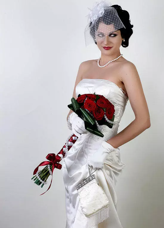 წითელი საქორწილო ბუკეტი (76 ფოტო): აირჩიეთ საქორწინო ბუკეტი ყვავილებით ლურჯი წითელი ტონებით, გერბერებისა და ლენტებით 8019_65