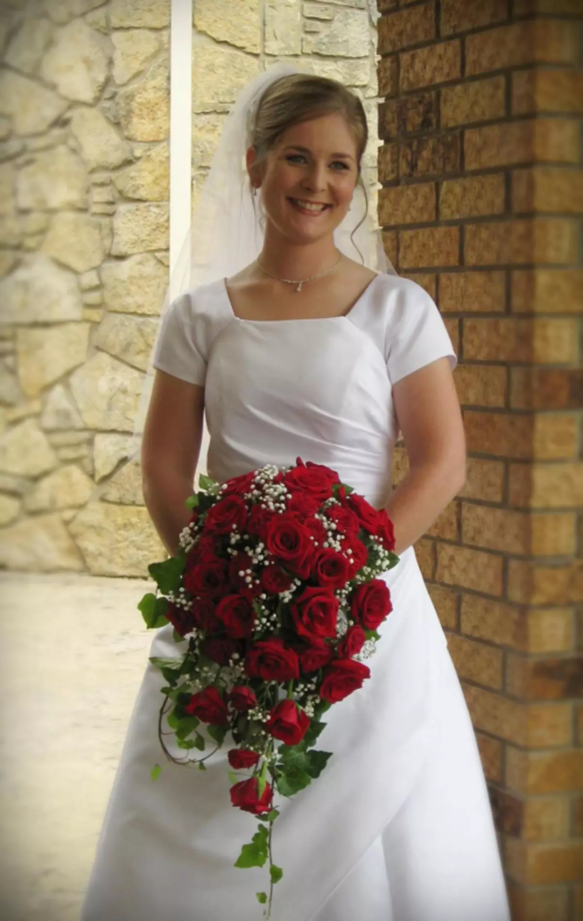 წითელი საქორწილო ბუკეტი (76 ფოტო): აირჩიეთ საქორწინო ბუკეტი ყვავილებით ლურჯი წითელი ტონებით, გერბერებისა და ლენტებით 8019_68