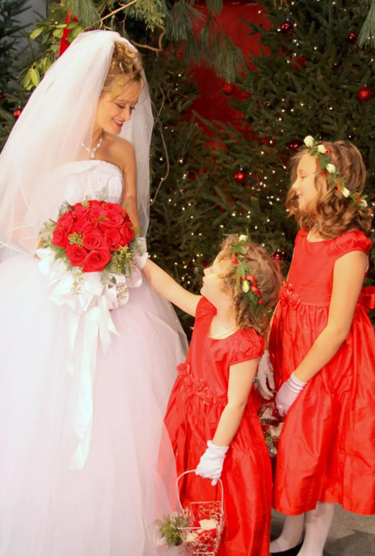 წითელი საქორწილო ბუკეტი (76 ფოტო): აირჩიეთ საქორწინო ბუკეტი ყვავილებით ლურჯი წითელი ტონებით, გერბერებისა და ლენტებით 8019_70